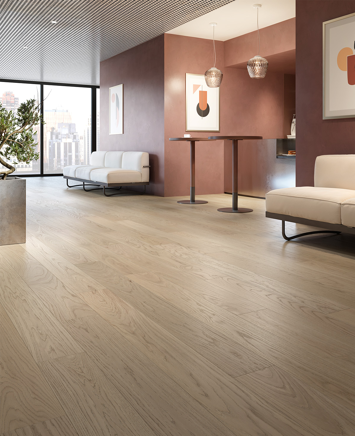 Parqué de roble claro Sand Berti en un moderno ambiente lounge con sofás blancos